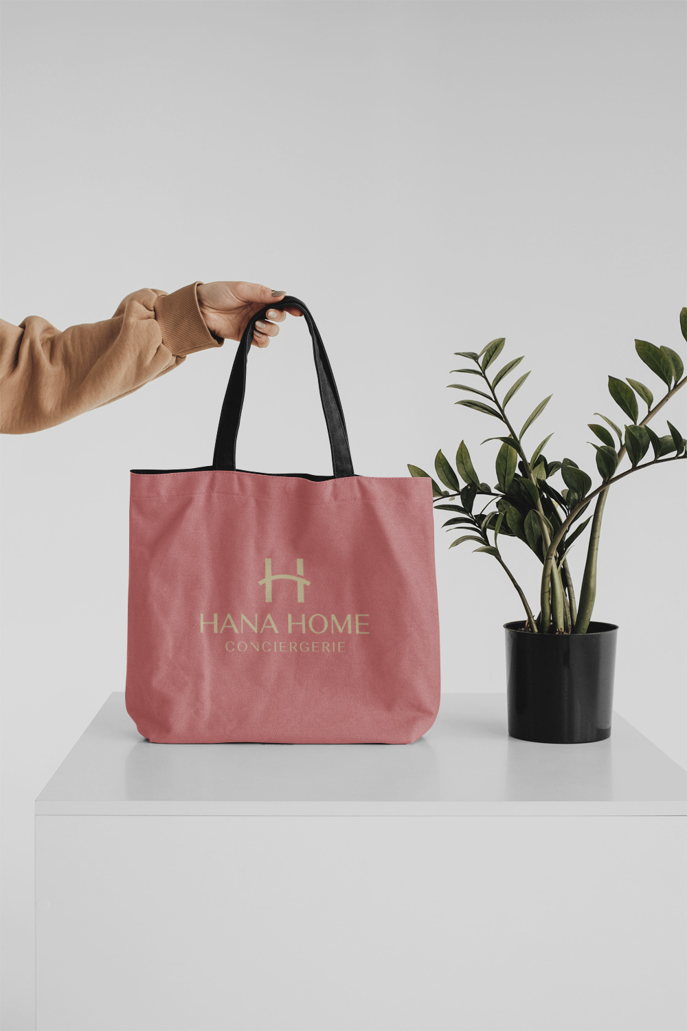 Hana Home Conciergerie logo on tote bag